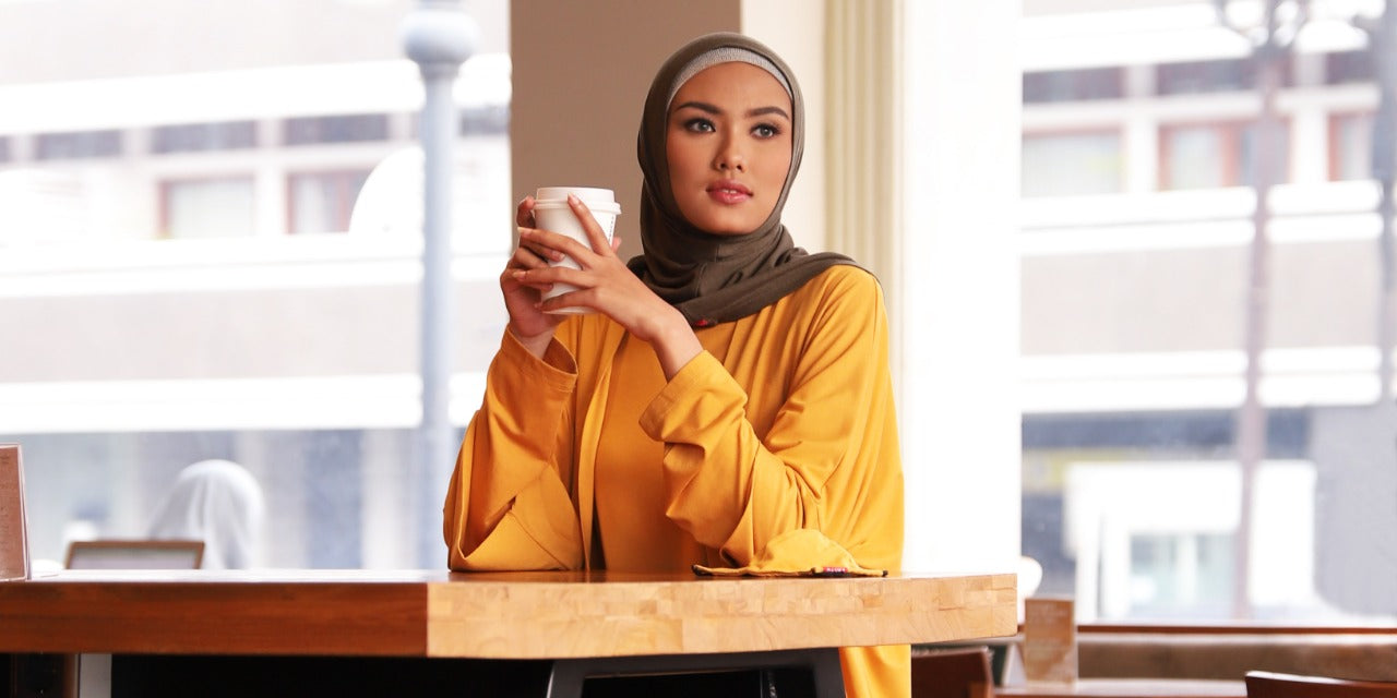 Tetap Hangat, Simak Inspirasi Outfit Stylish di Musim Hujan