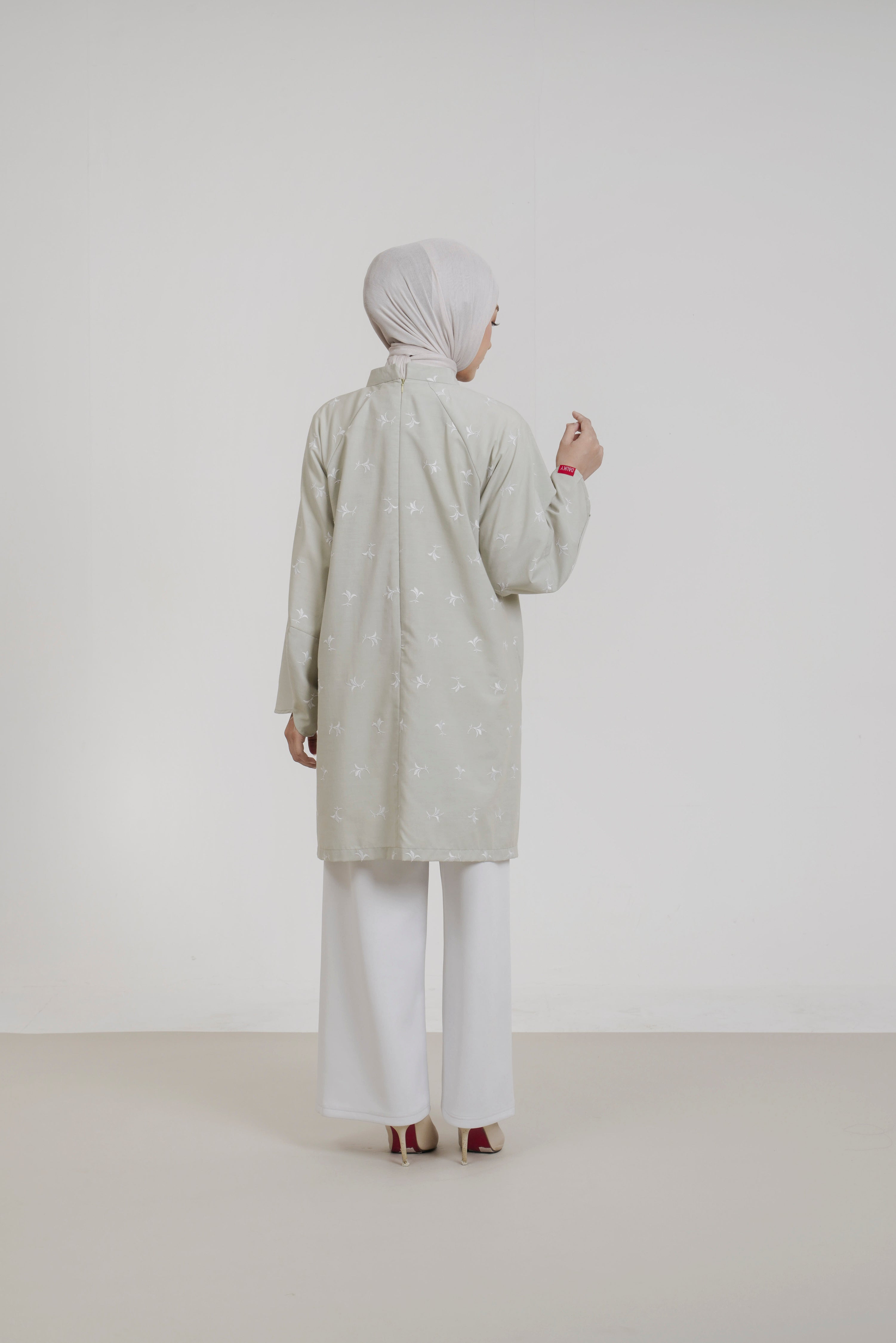 M Tunic Curved Bloom Embro