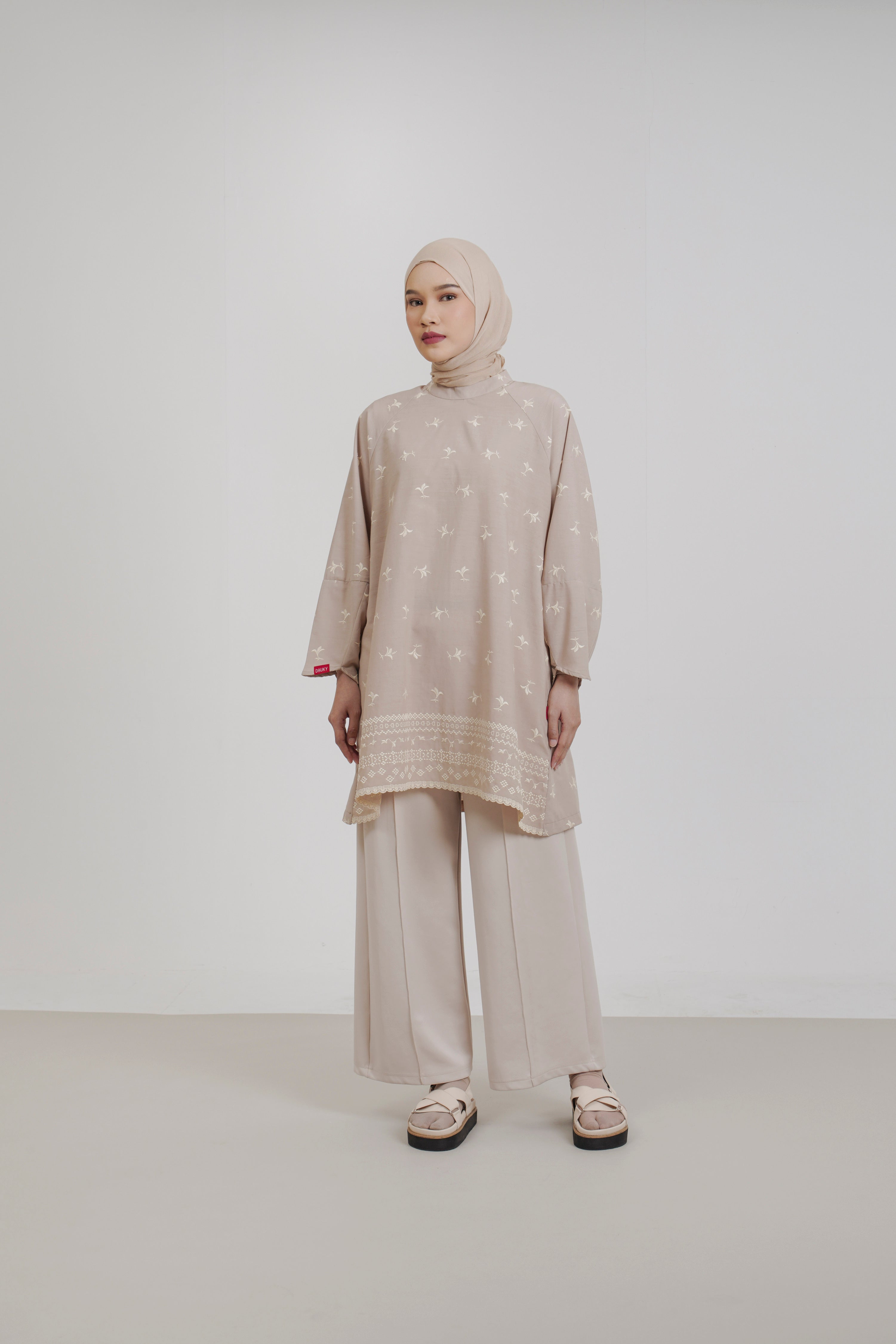 M Tunic Curved Bloom Embro