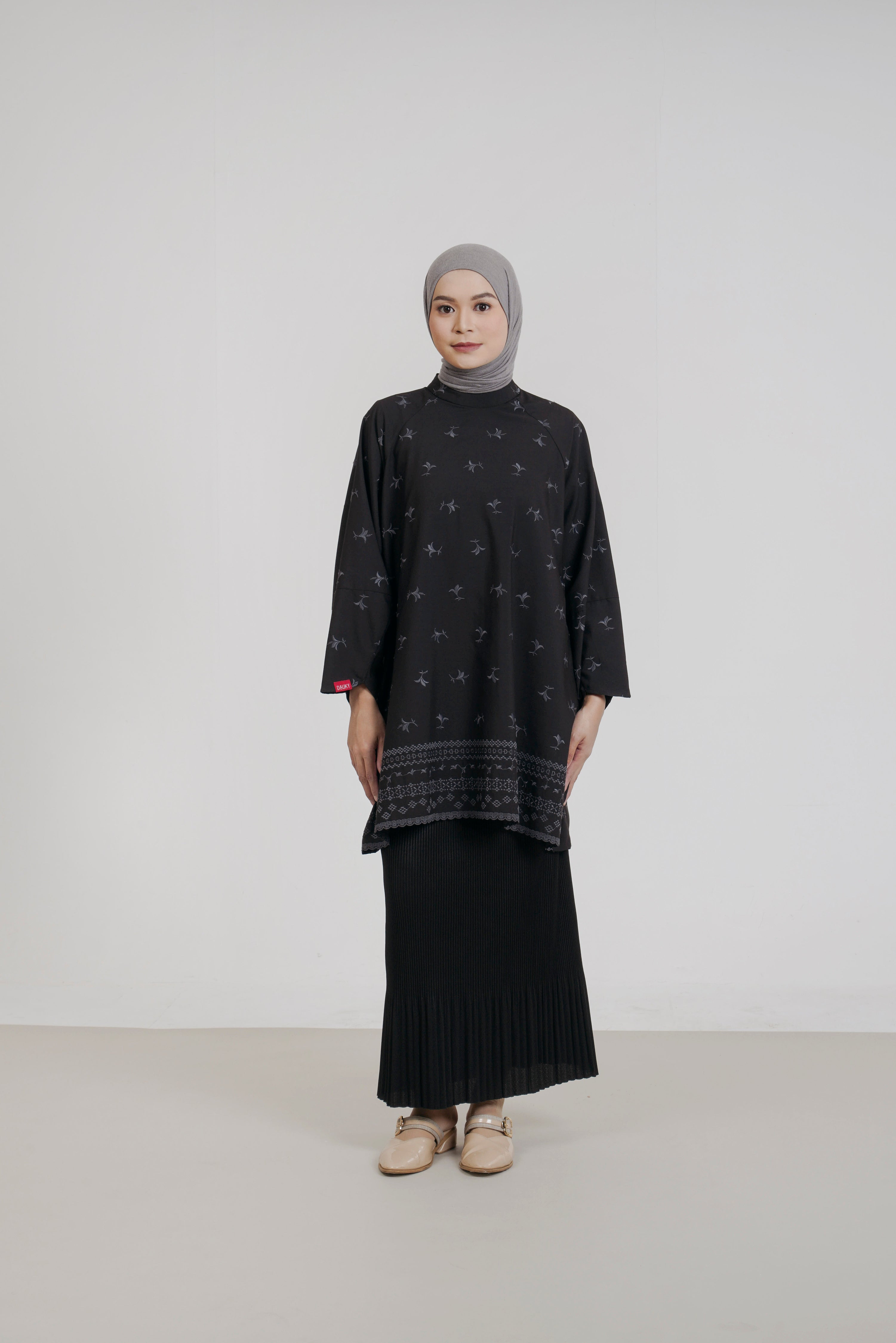 M Tunic Curved Bloom Embro