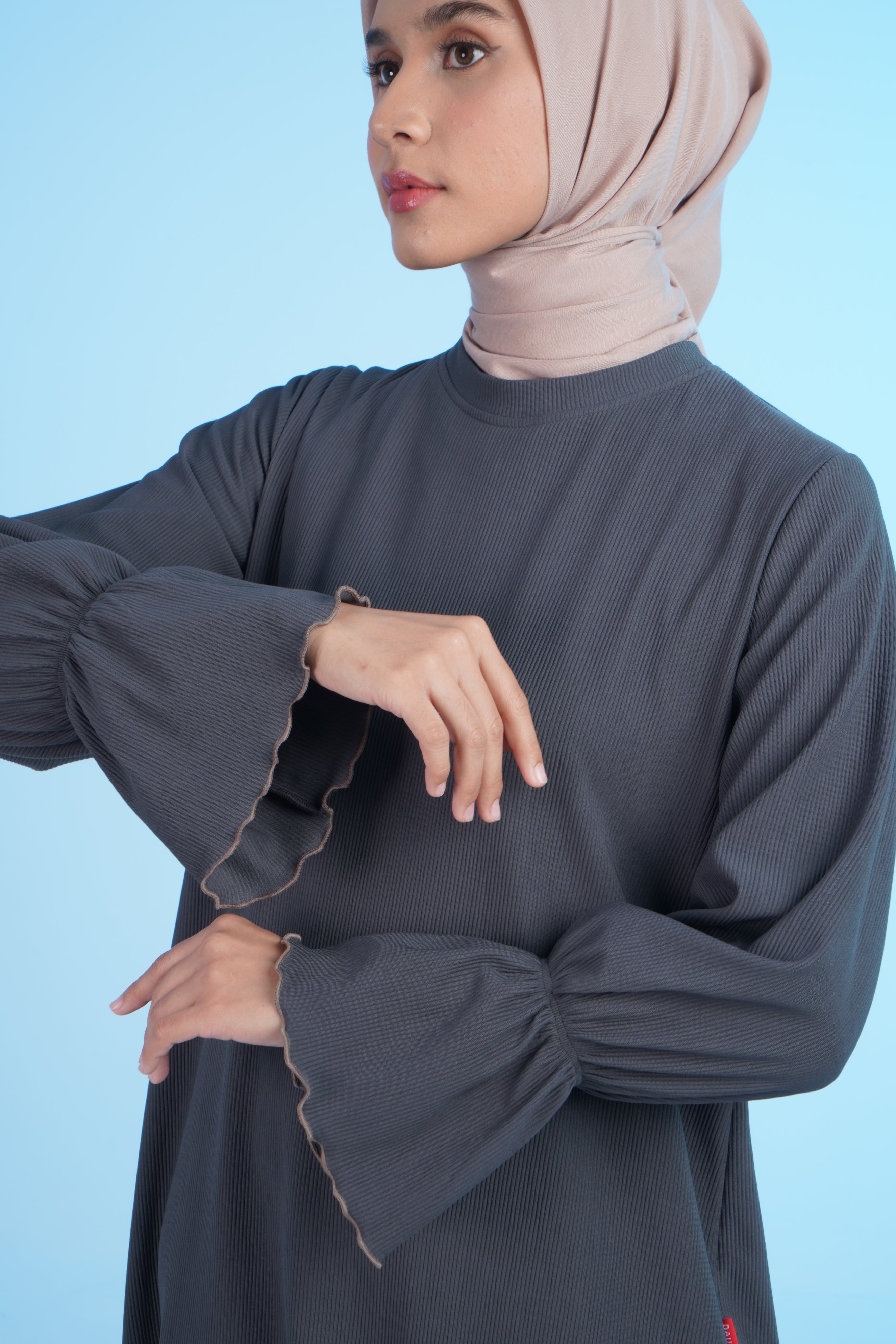 L DRESS CONTRASTED LINE B