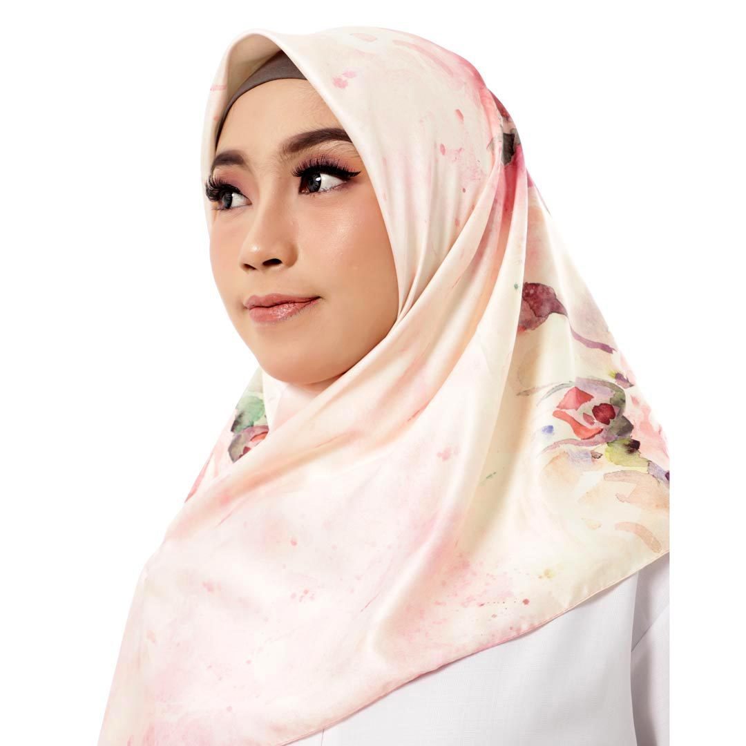 SALYA LAKENZA Random
