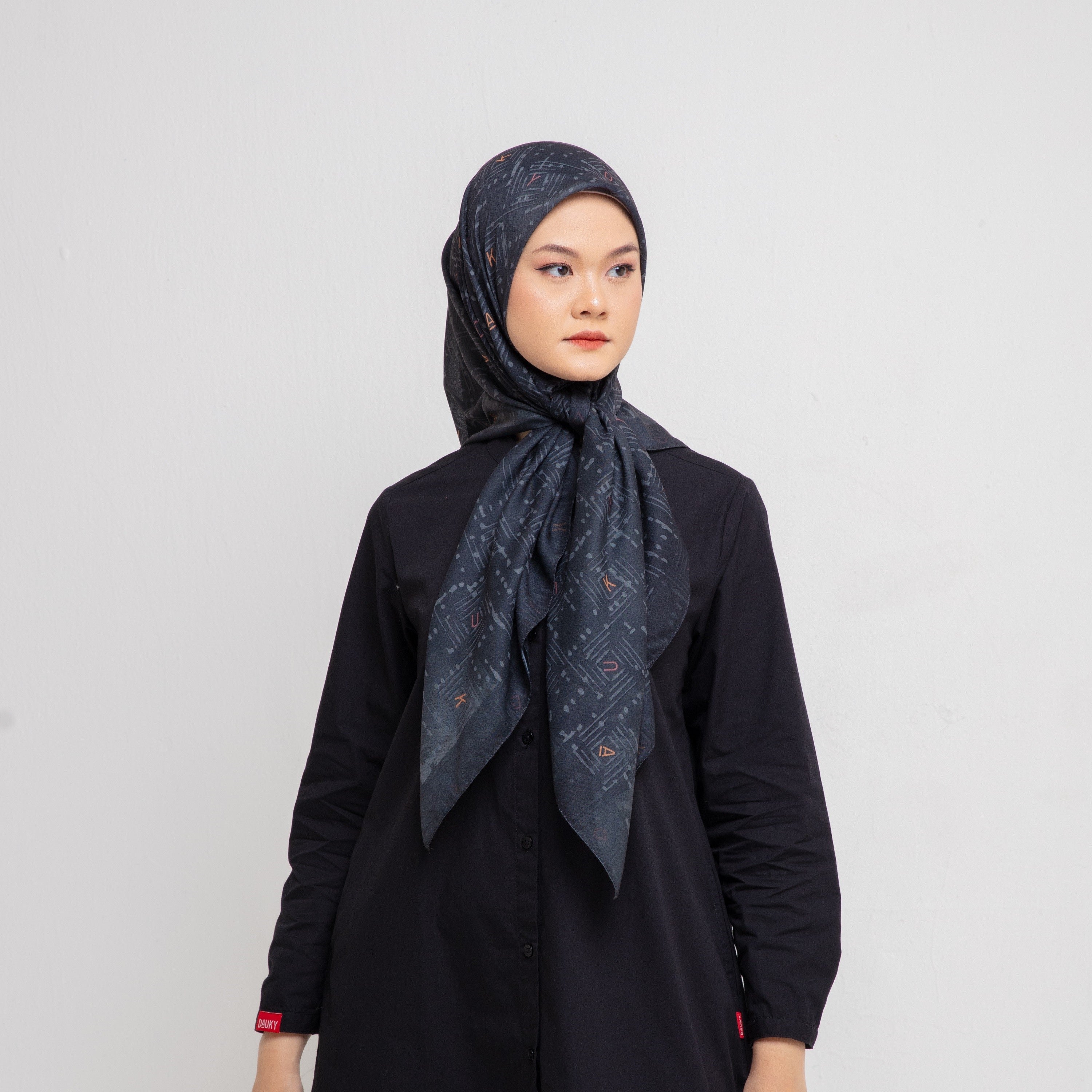 Dauky Hijab Segiempat Square Line Scarf - Navy