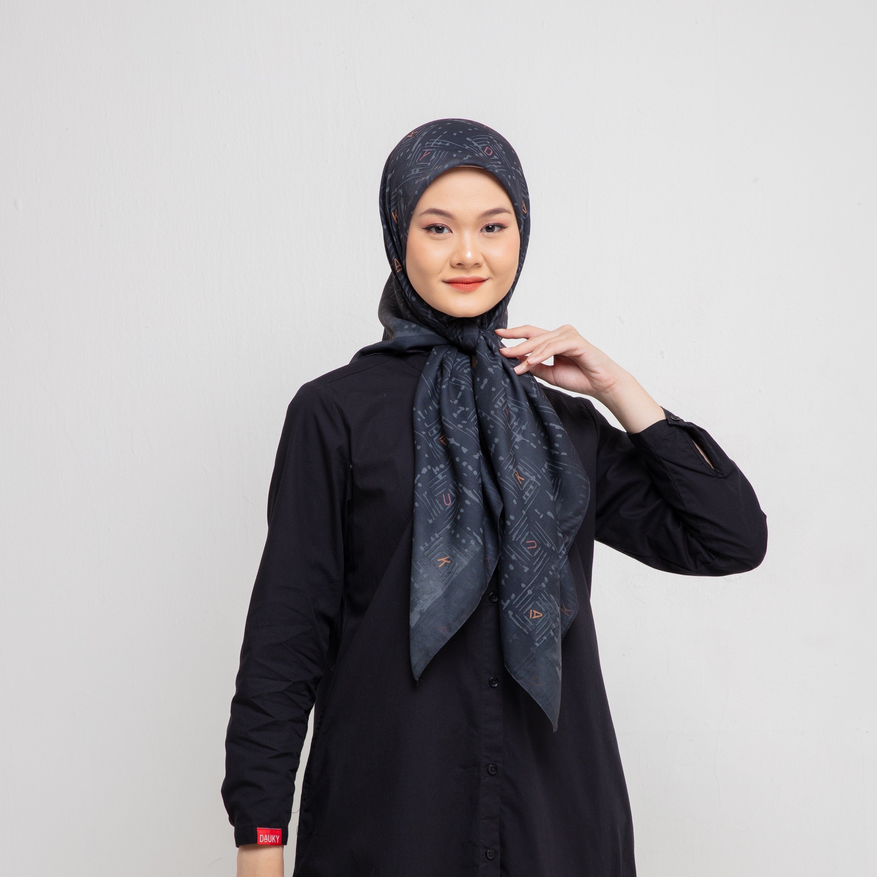 Dauky Hijab Segiempat Square Line Scarf - Navy