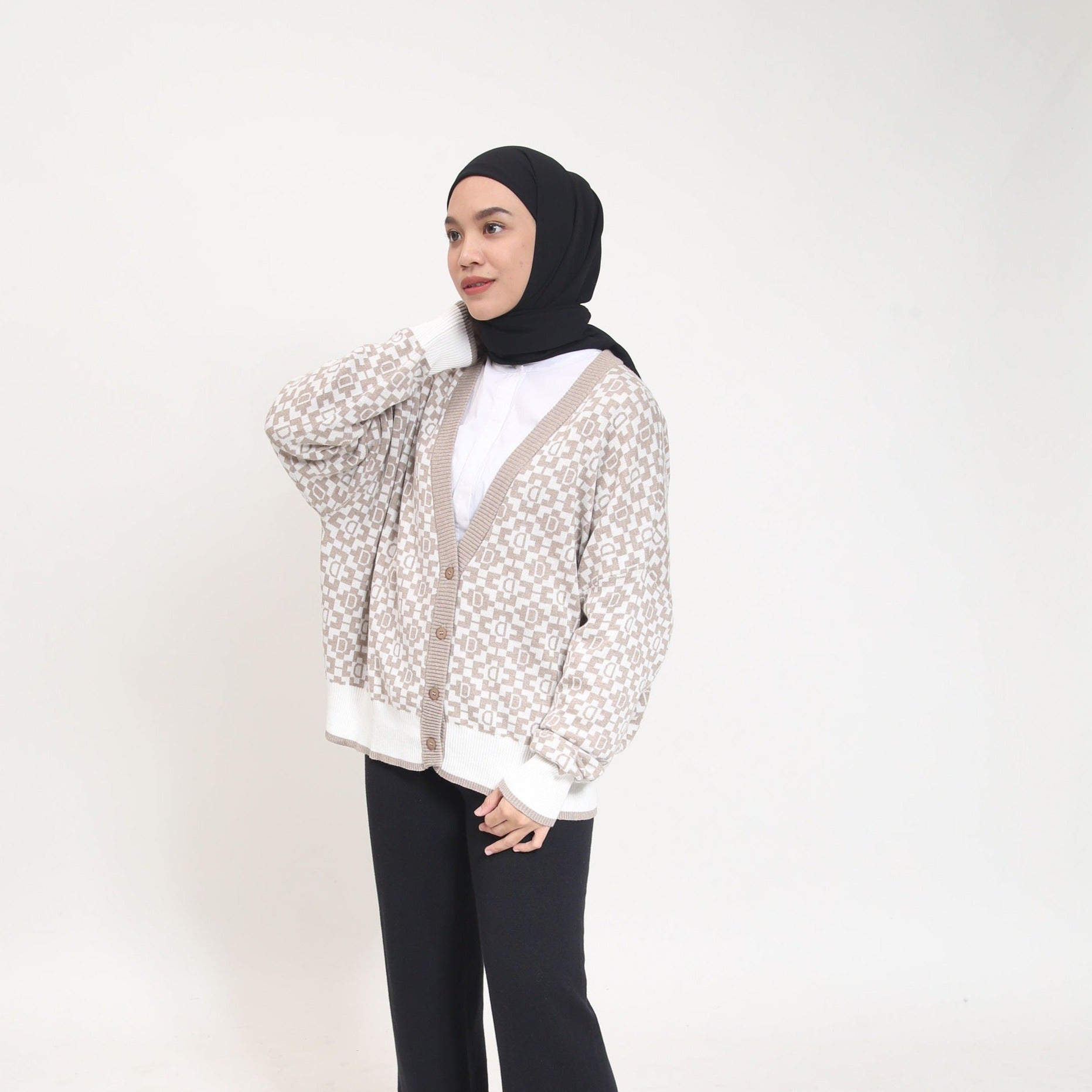 Cardigan Atasan Wanita Cardigan Knit Monogram Knit Series Tokyo Collection - Nude