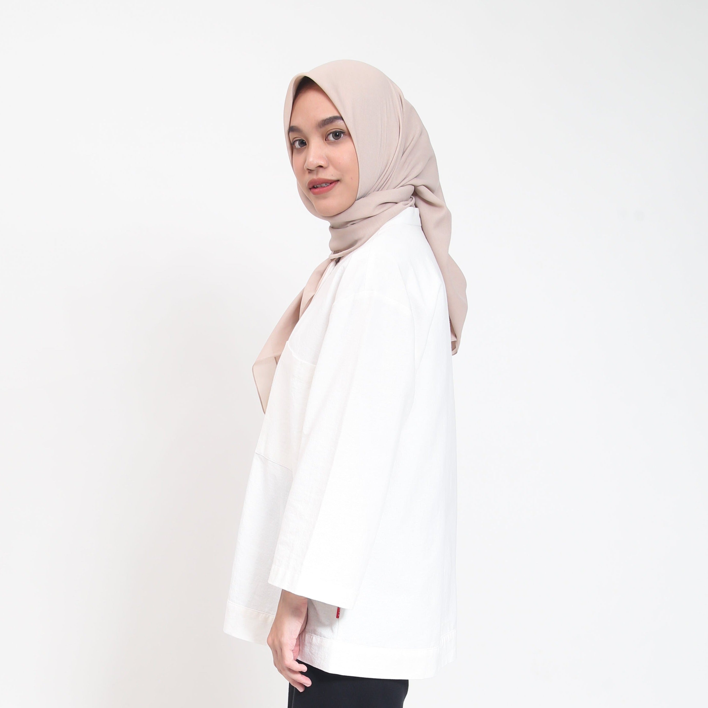 Dauky Jilbab Segi Empat Polos Voal Texture Plain Scarf - Beige