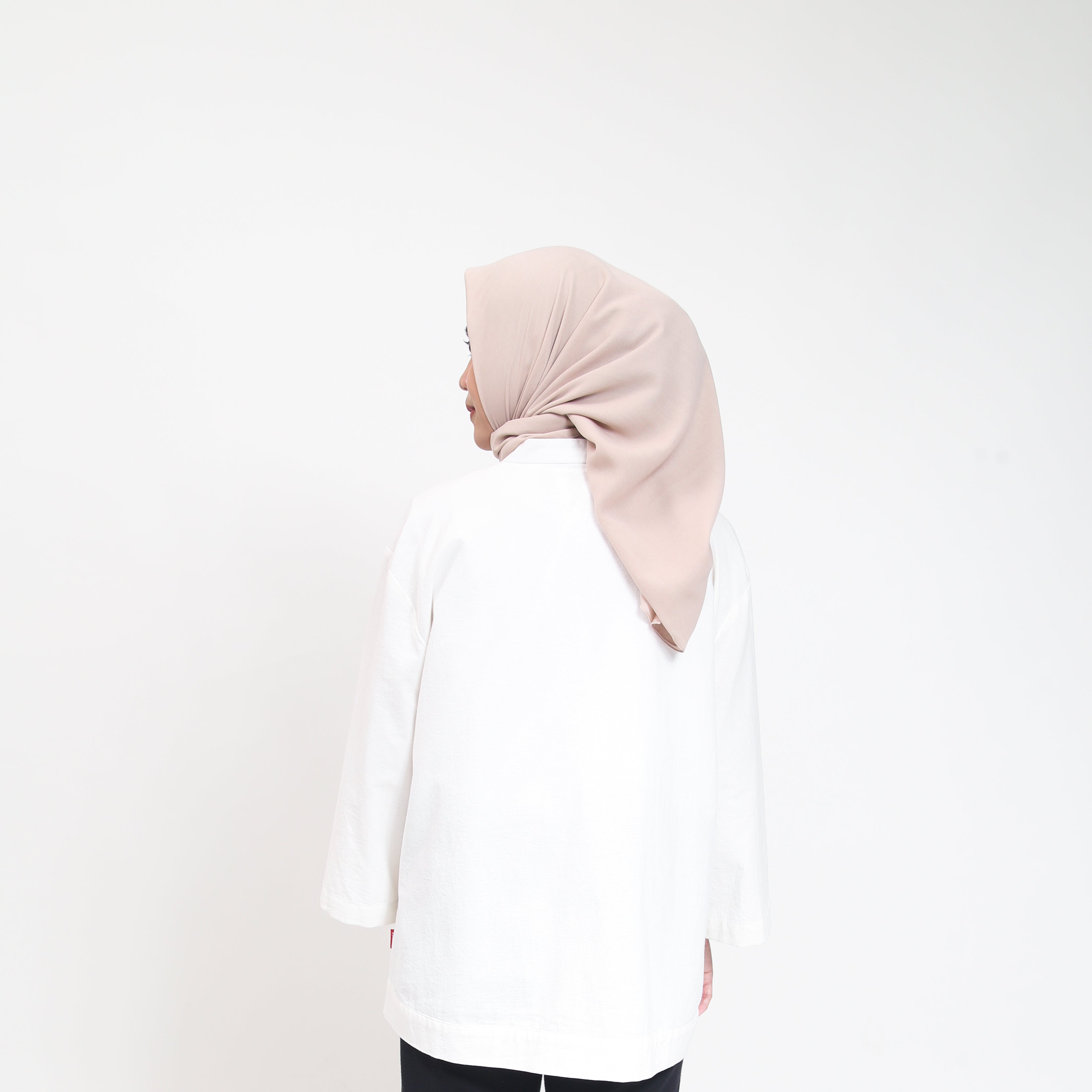 Dauky Jilbab Segi Empat Polos Voal Texture Plain Scarf - Beige