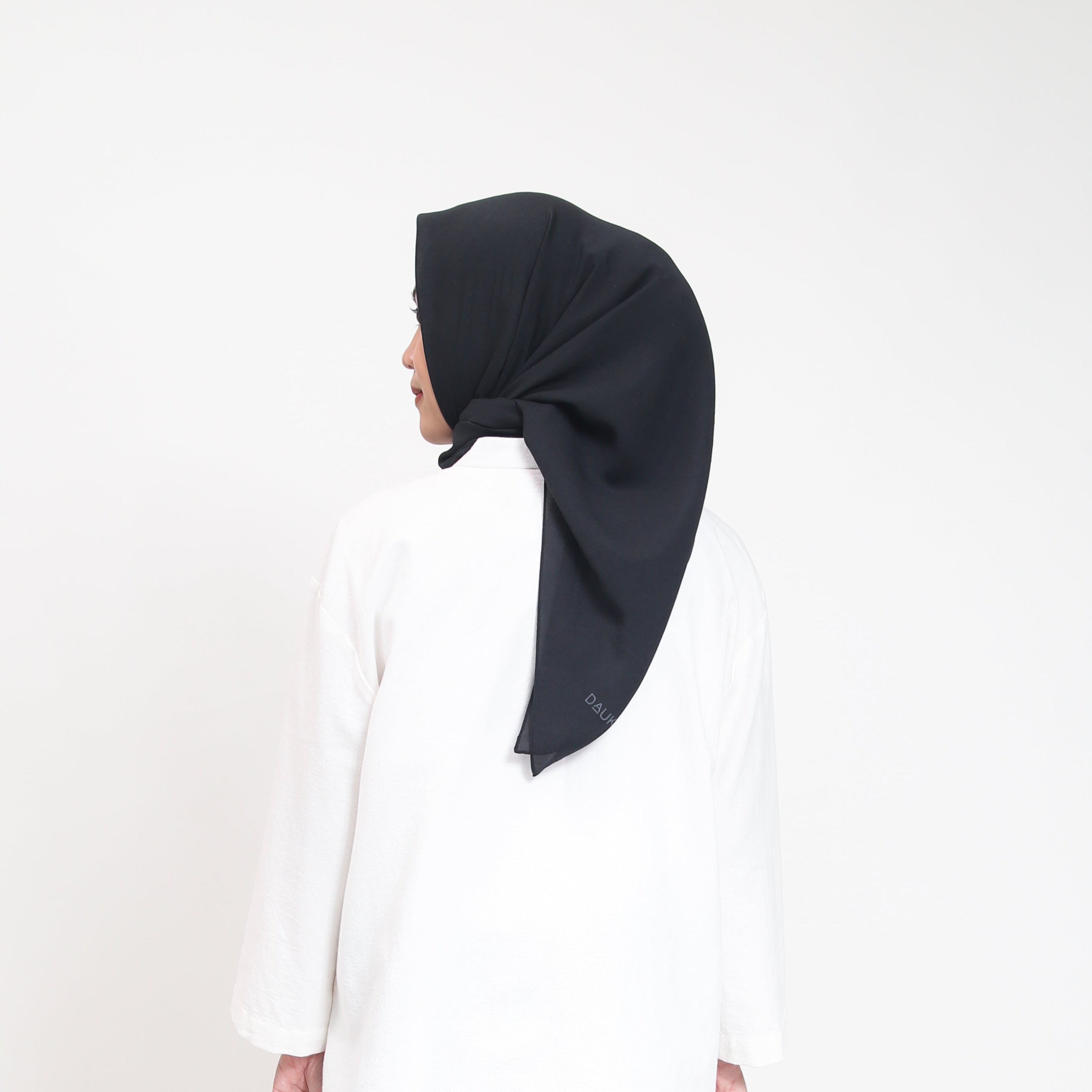 Dauky Jilbab Segi Empat Polos Voal Texture Plain Scarf - Hitam
