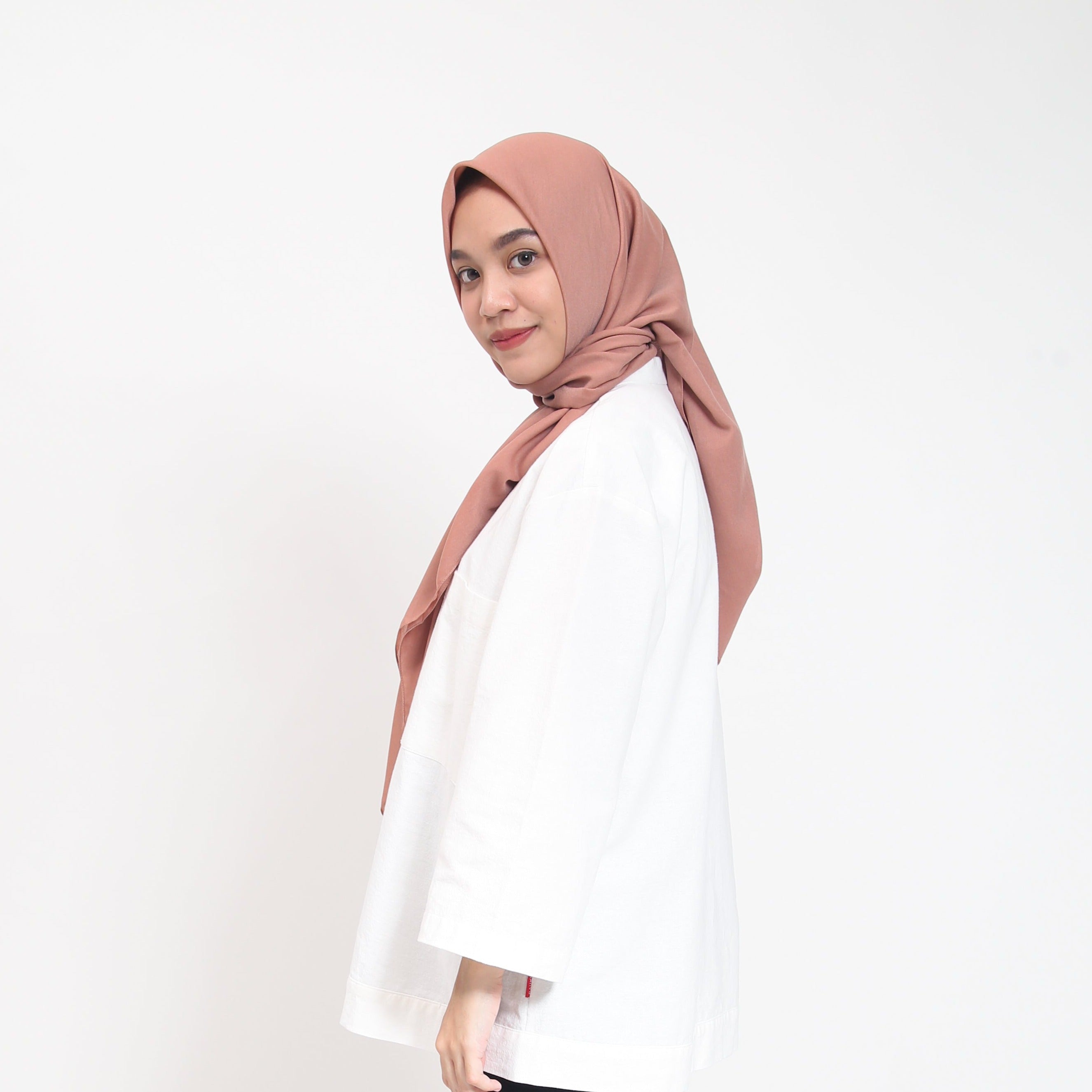 Dauky Jilbab Segi Empat Polos Voal Texture Plain Scarf - Cappucino