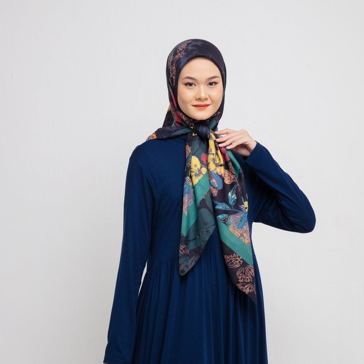 Dauky Tropical Pattern Scarf - Hitam