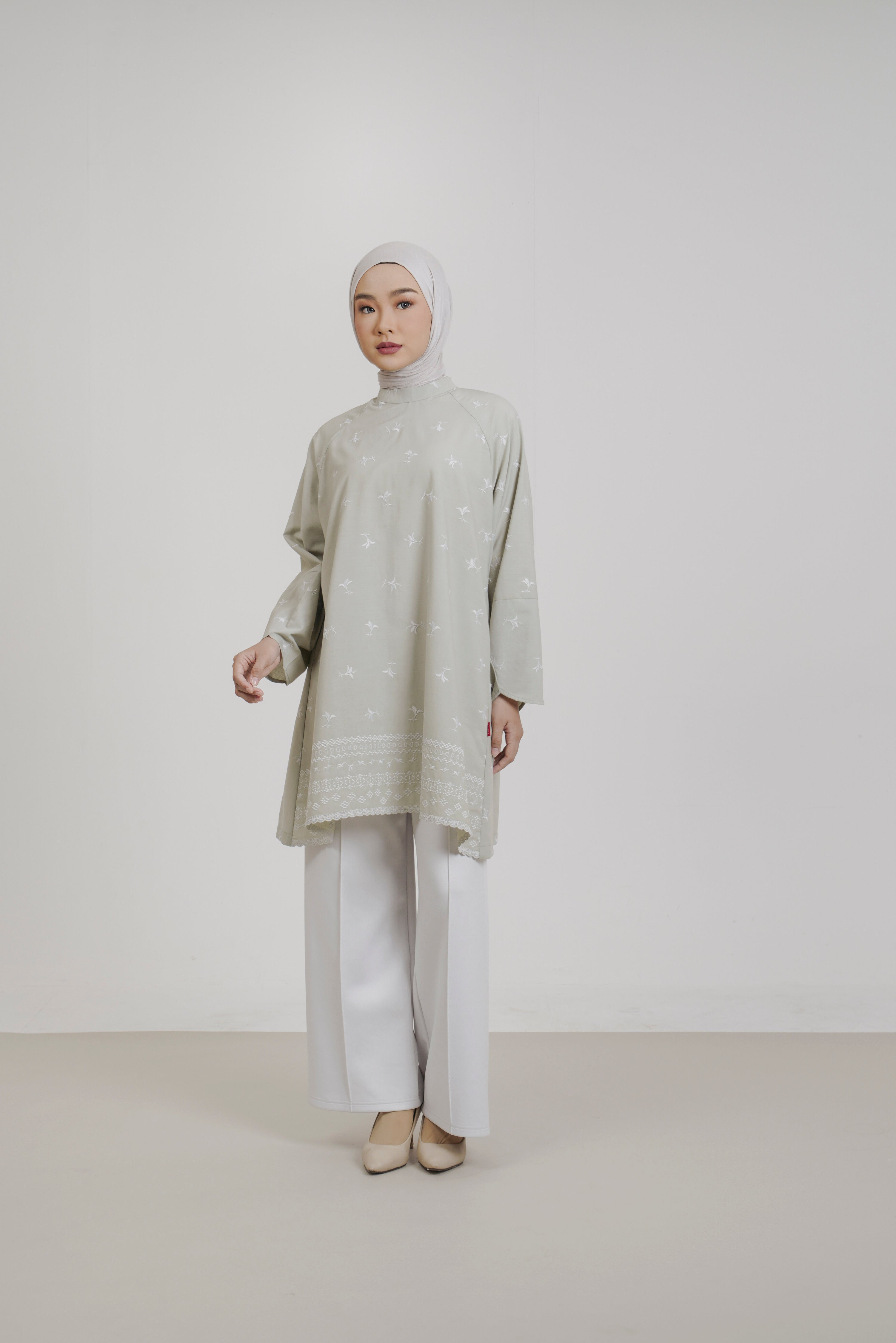 M Tunic Curved Bloom Embro