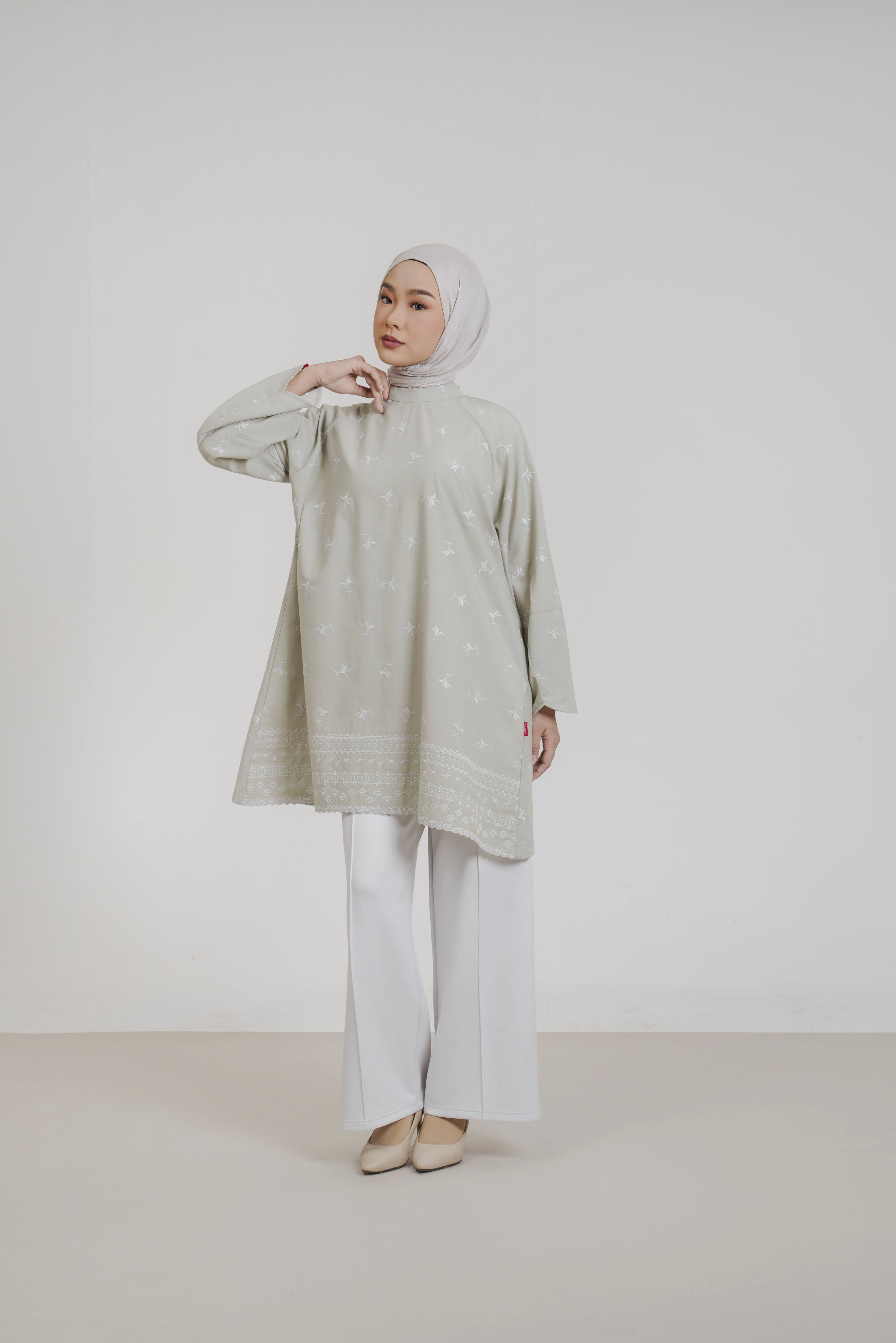 M Tunic Curved Bloom Embro