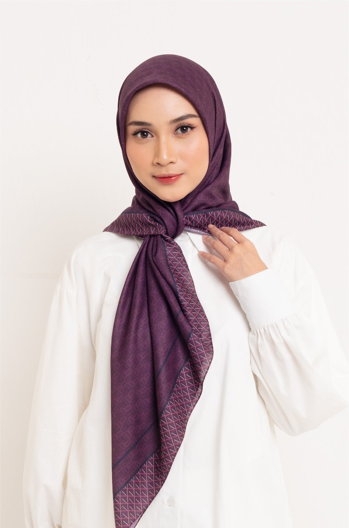 Dauky Evocative Scarf - Scarf Voal Ringan dengan Motif Geometri Klasik