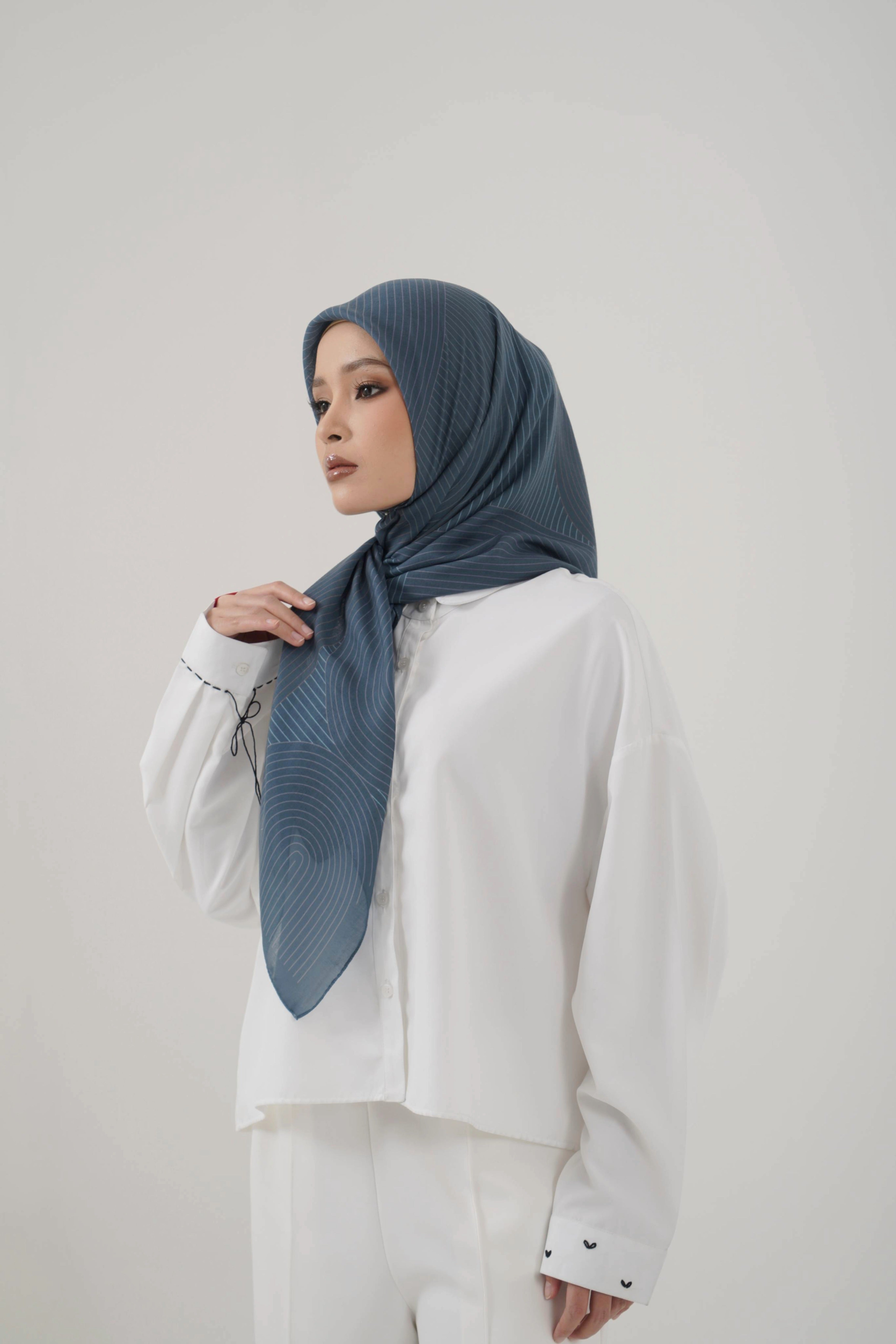 Curved Line Scarf