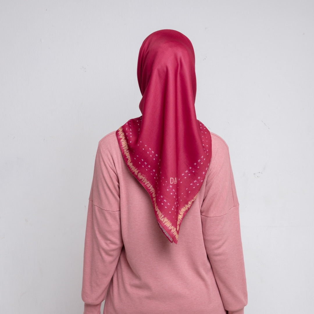 DAUKY Hijab Kerudung Segiempat Celup Ikat Scarf - Maroon