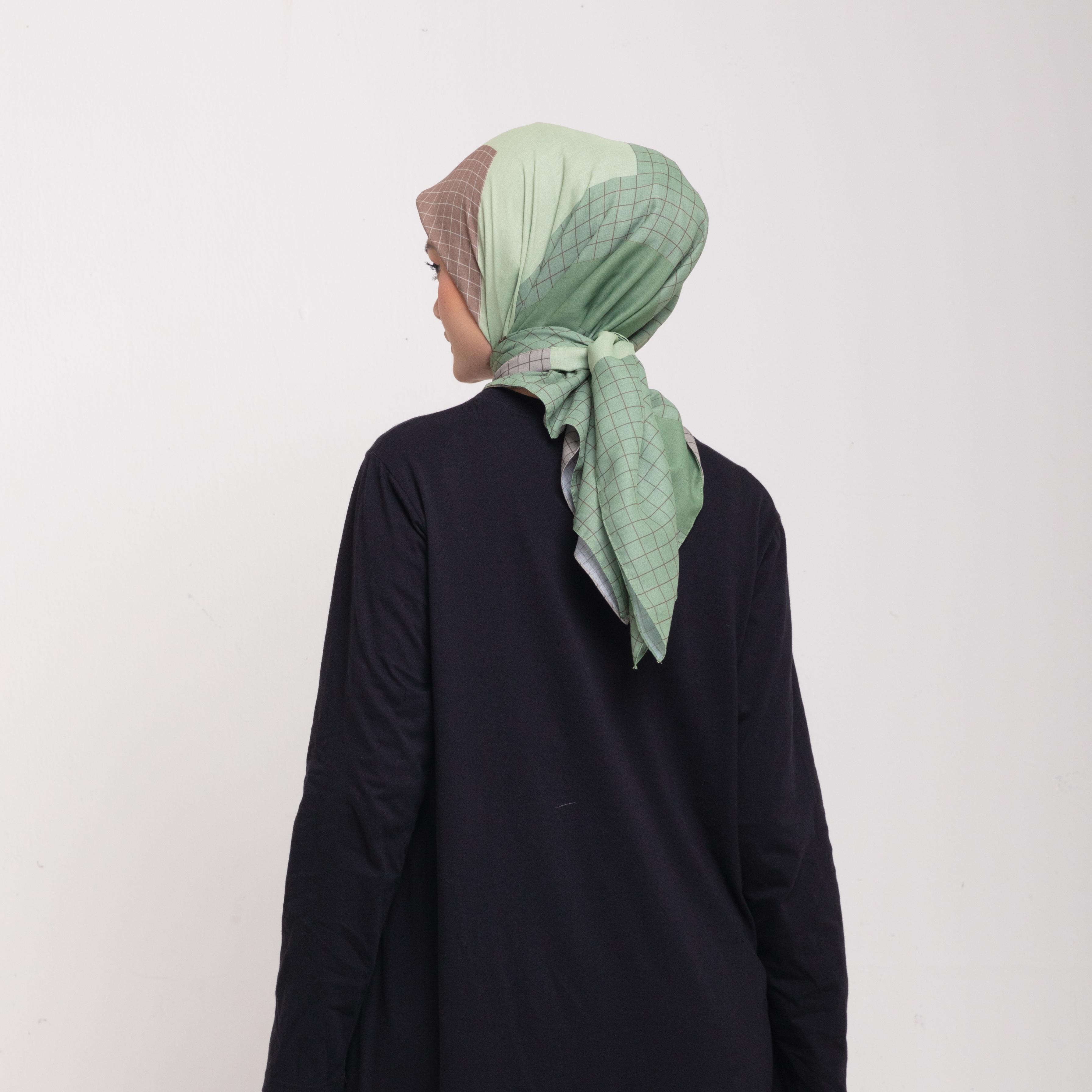 Dauky Hijab Segiempat Monogram Line Scarf - Hijau
