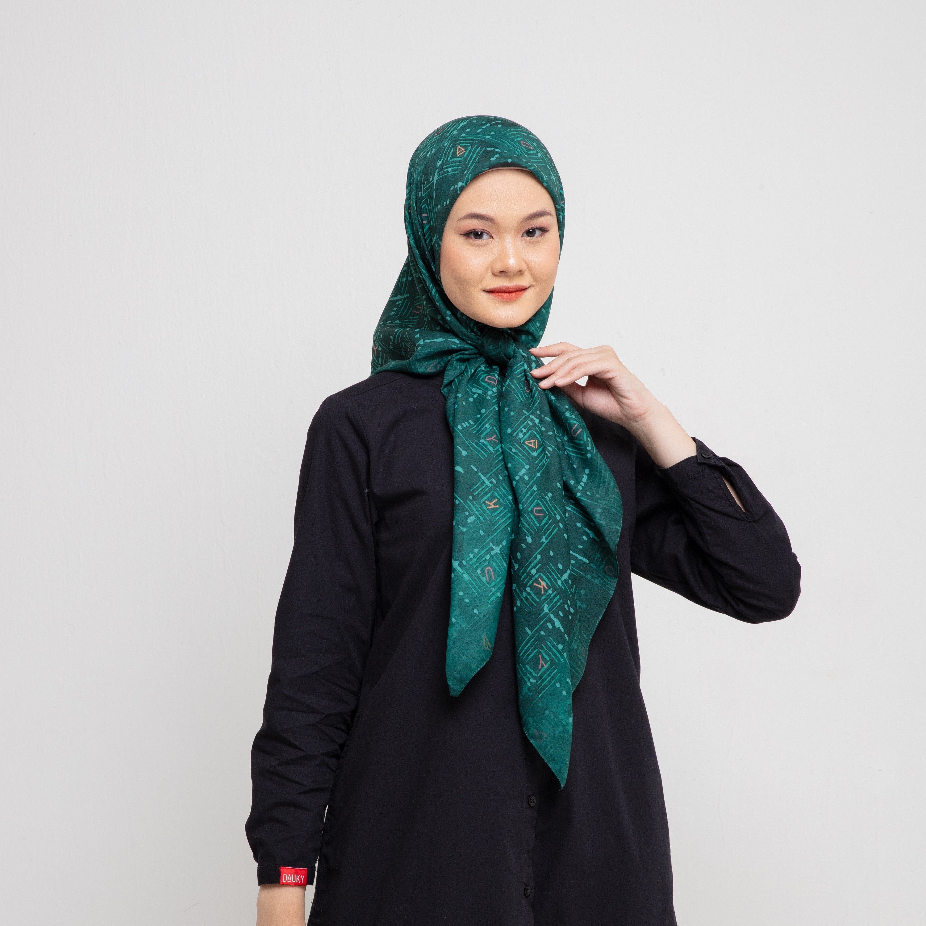 Dauky Hijab Segiempat Square Line Scarf - Emerald