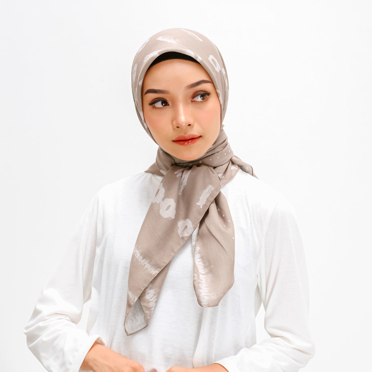 Dauky Hijab Kerudung Segiempat Shibory Scarf - Cream