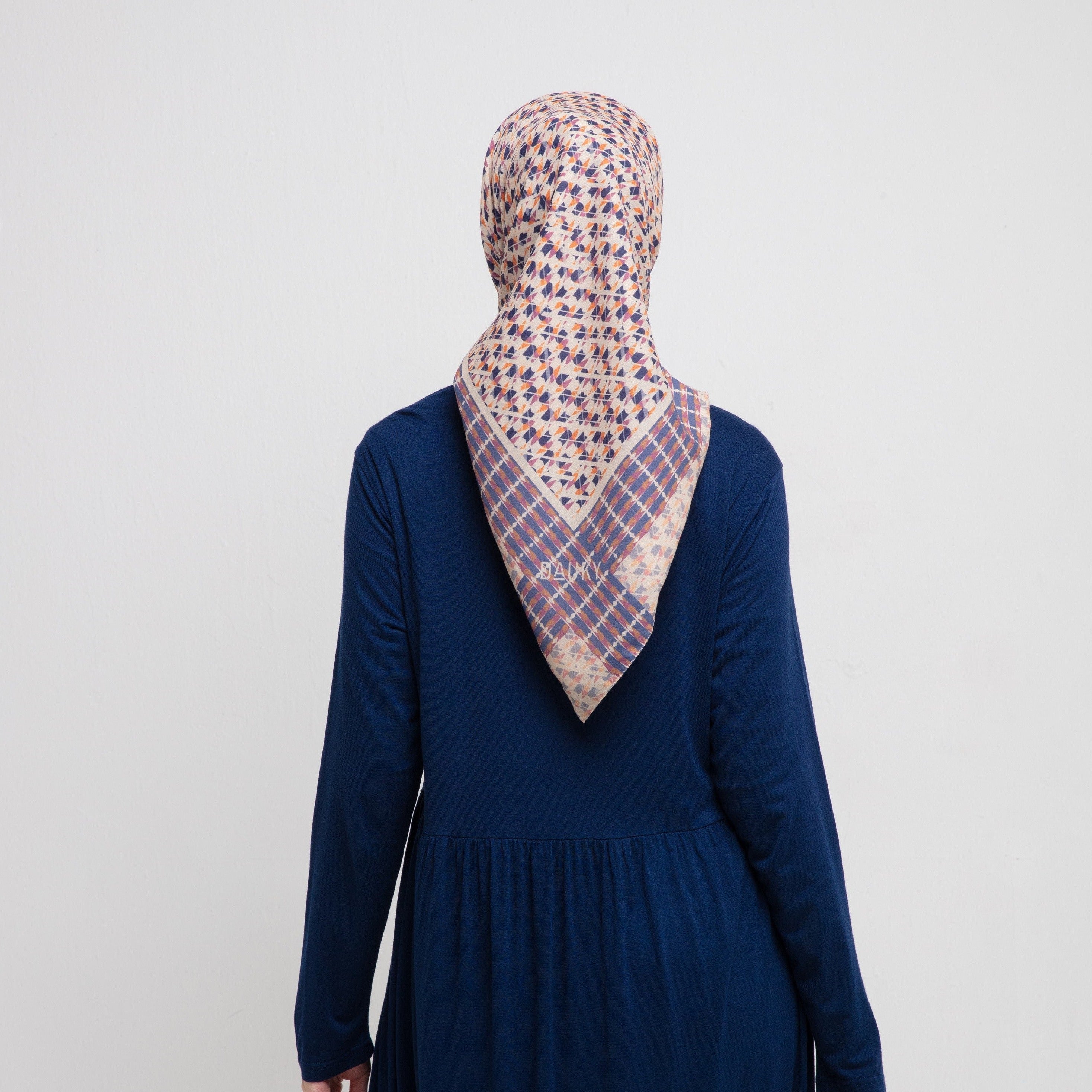 Jilbab Segi Empat Dauky Permadani Scarf - Nude