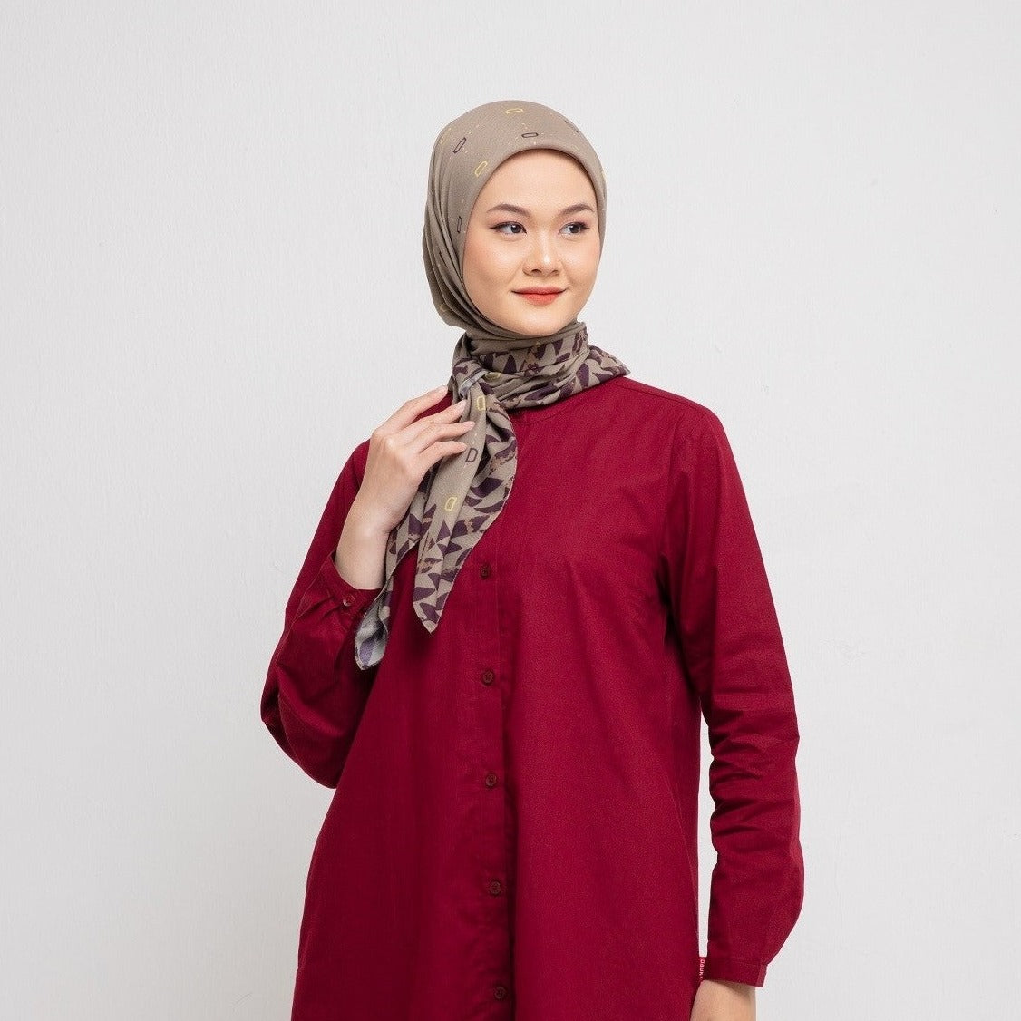 Jilbab Segi Empat Dauky Square Illusion Scarf - Nude