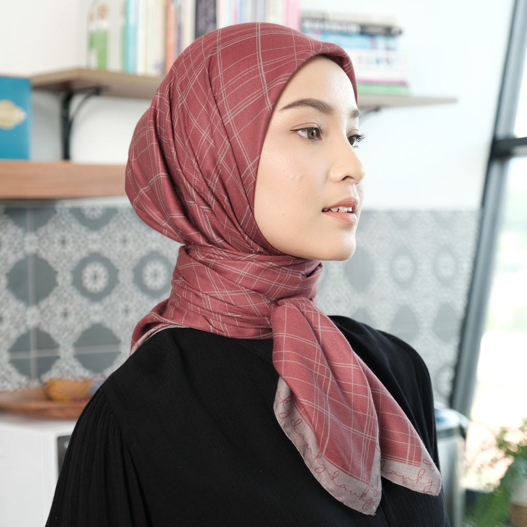 Dauky Hijab Segi Empat Kerudung Plaid Scarf - Maroon